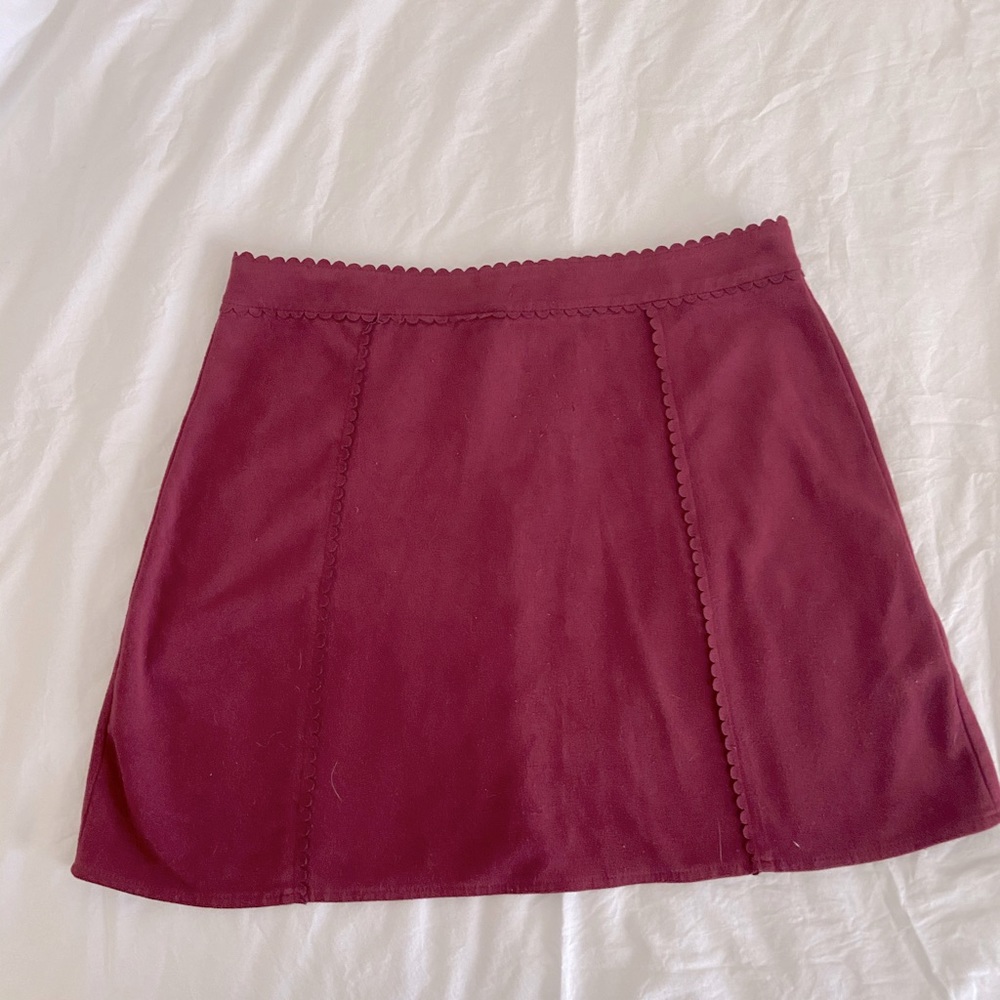 Cute maroon color mini skirt!